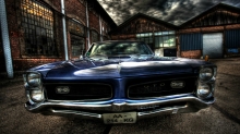Синий Pontiac GTO перед надвигающийся грозой
